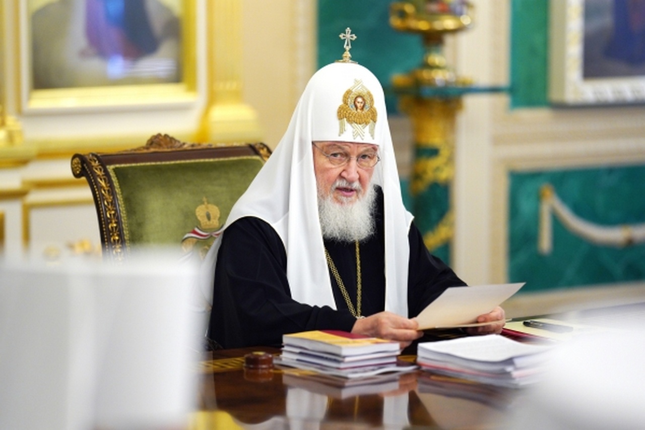 Патриарх Кирилл знает и следит за ситуацией на Украине.