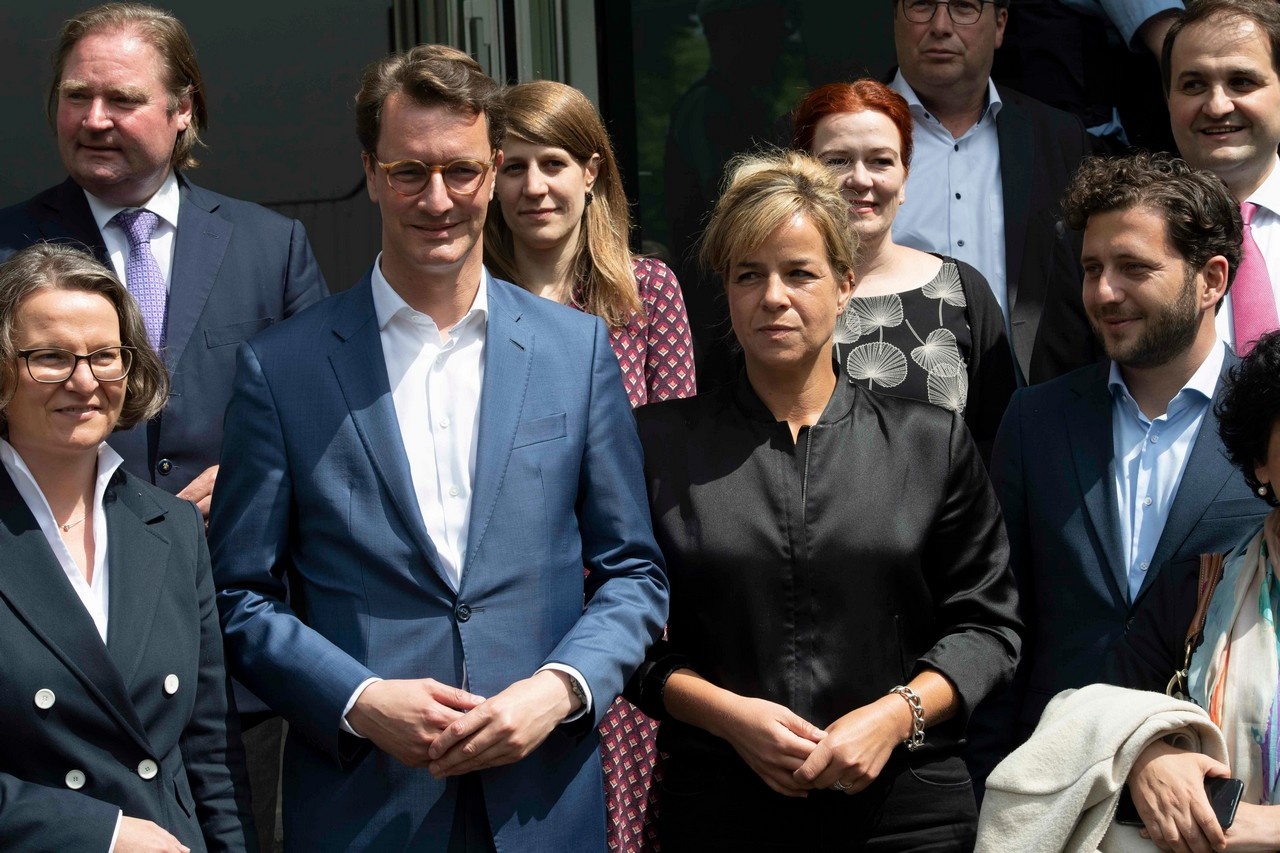 Премьер-министр федеральной земли Северный Рейн - Вестфалия Хендрик Вюст (ХДС) и Мона Нойбаур (немецкий политик из Альянса 90/Зелёные) готовы сформировать коалицию.