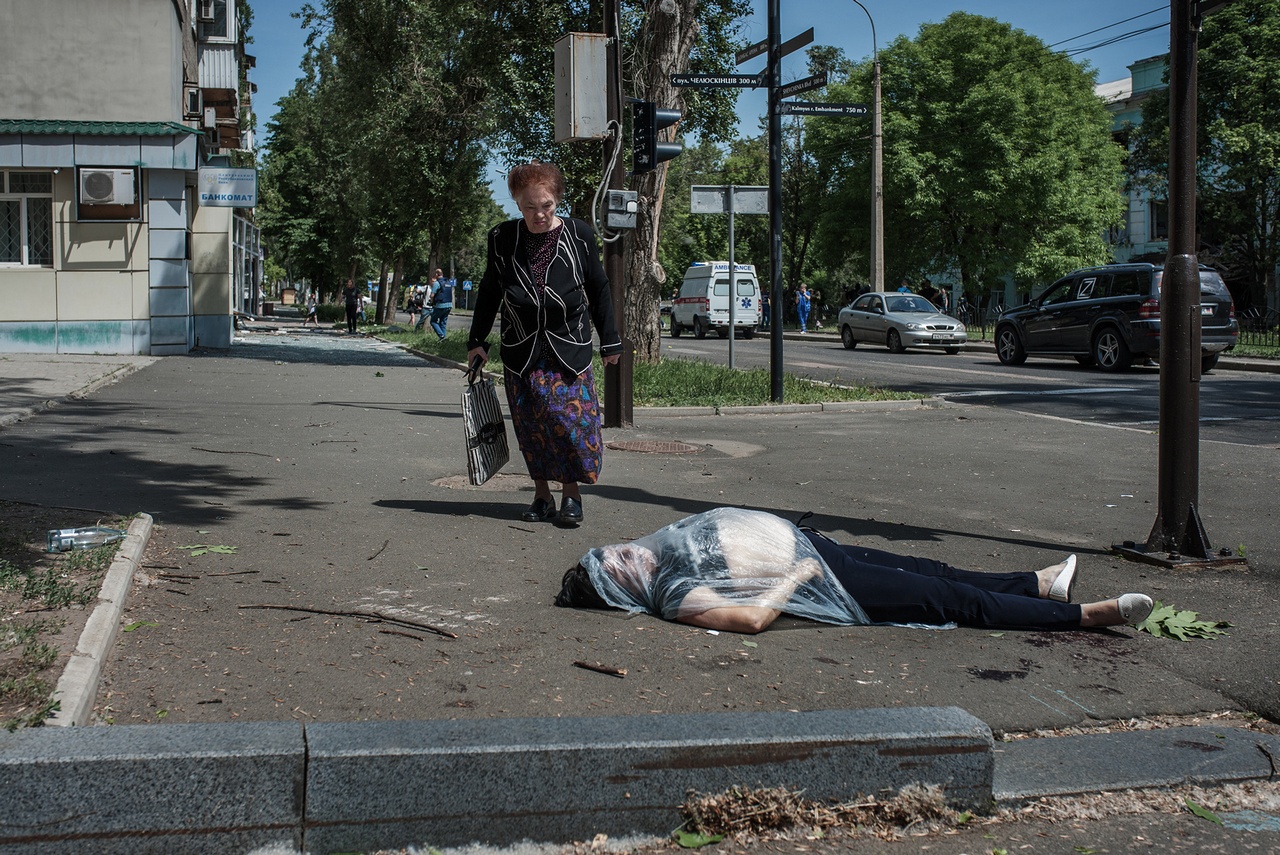 Она мимо шла... Трусливые в открытом бою, укронаци вымещают злобу на мирных жителях Донбасса.