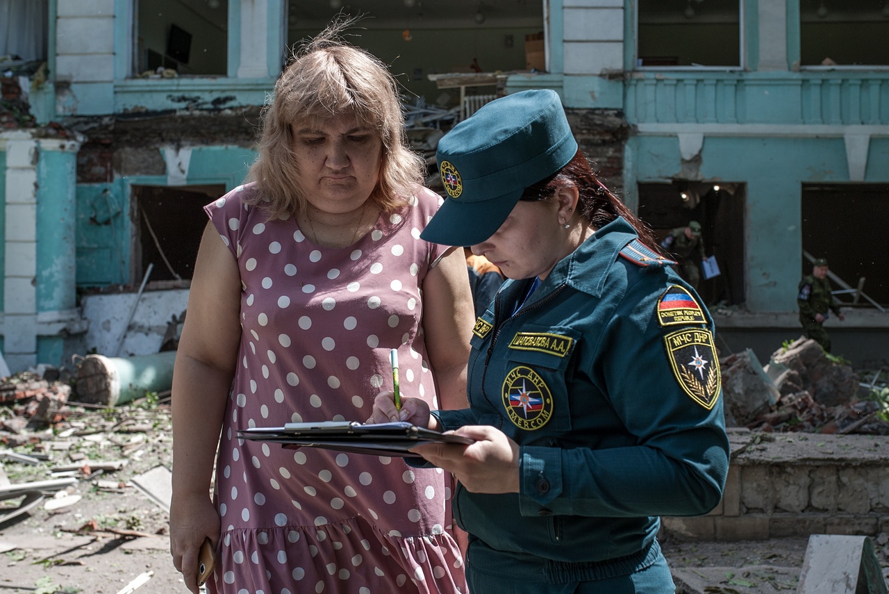 Директор школ Ольга Рачевская (слева) уверена: не отменили бы гуманитарную акцию, погибших было бы очень много.