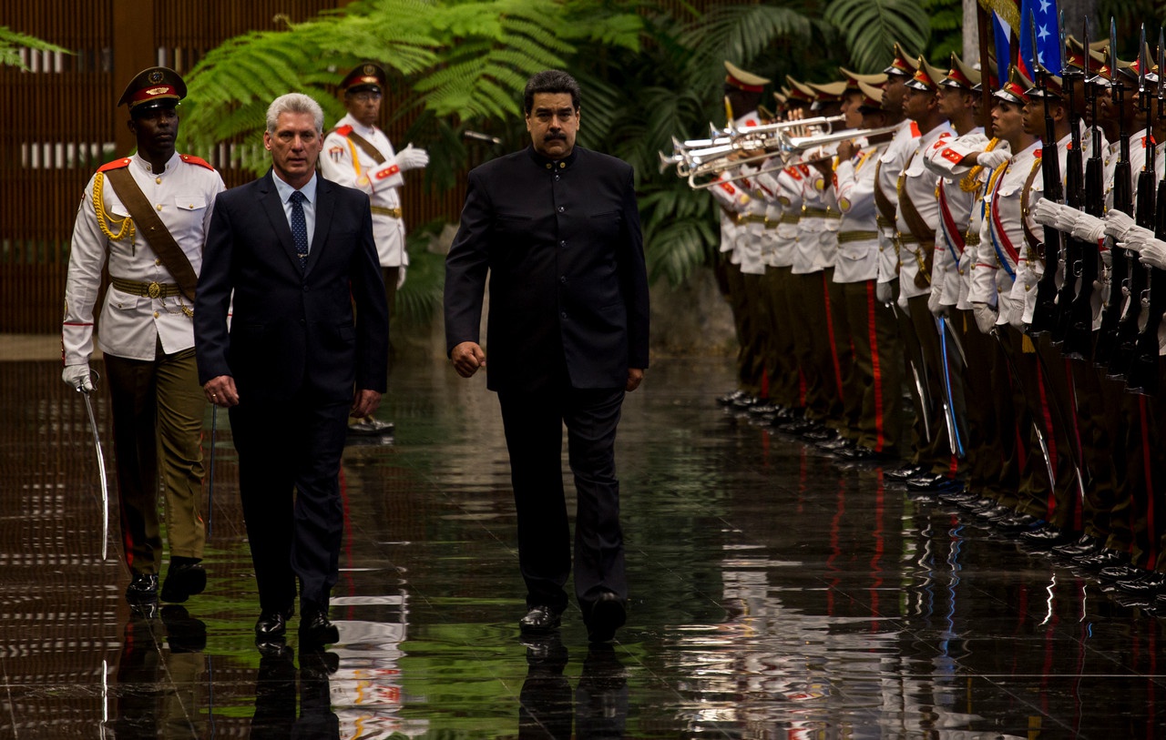 Президент Кубы Мигель Диас-Канель и президент Венесуэлы Николас Мадуро тверды в своей политике и сдаваться на милость гринго не собираются.