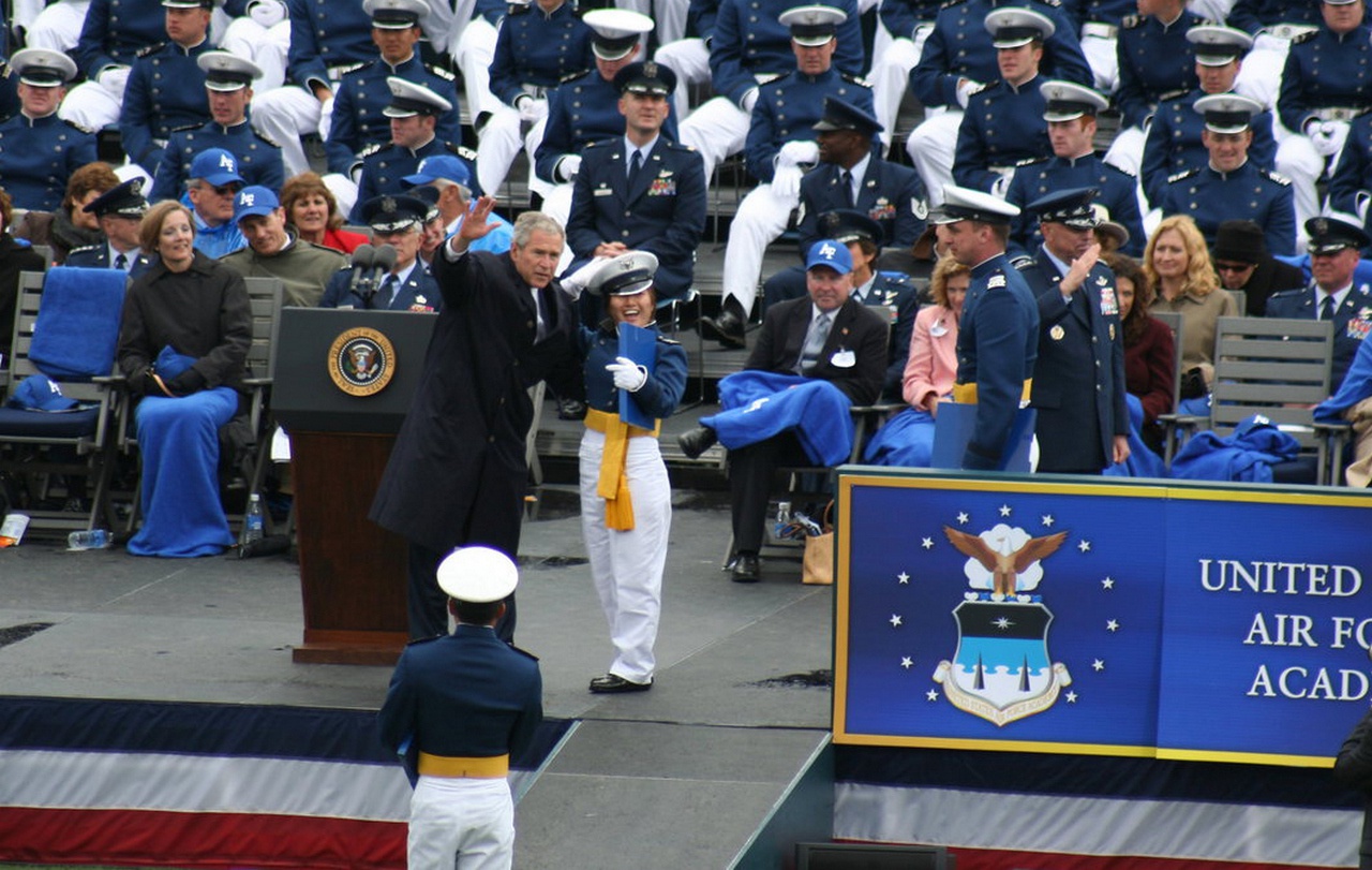 Буш-младший тоже заглядывал в академию ВВС, поднимал боевой дух.