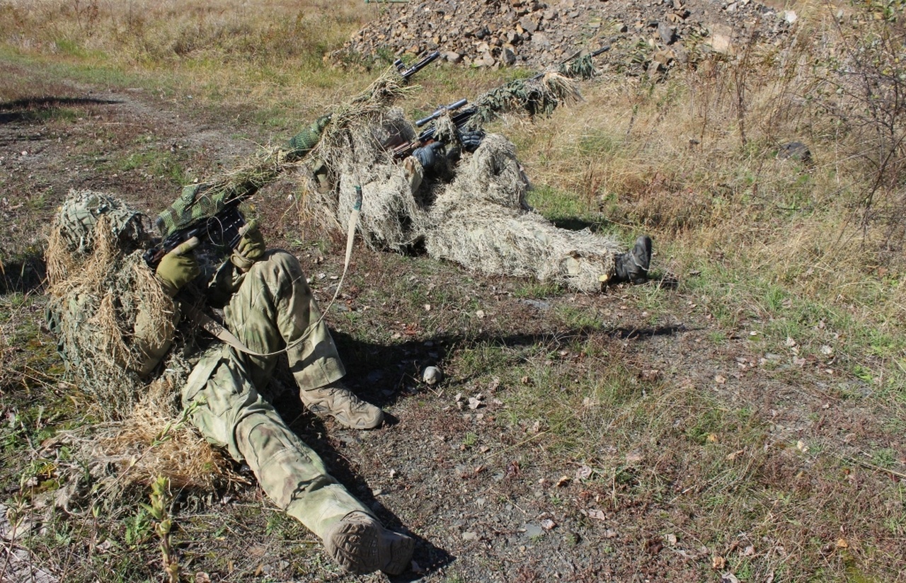 Снайперы учатся сбивать «птички» противника.