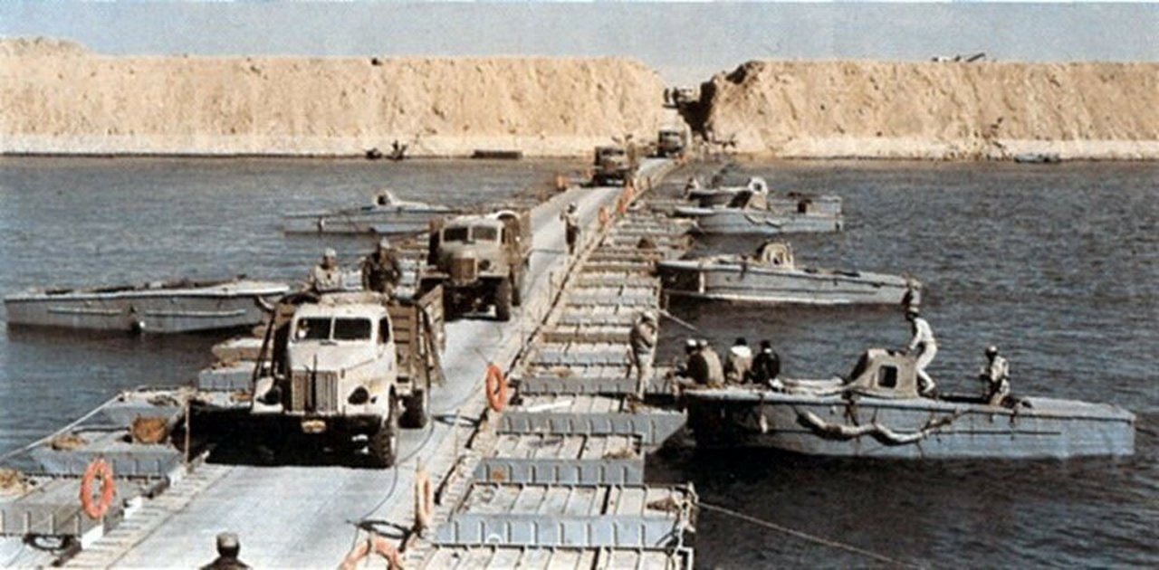 Транспортные средства египетской армии переправляются через Суэцкий канал.