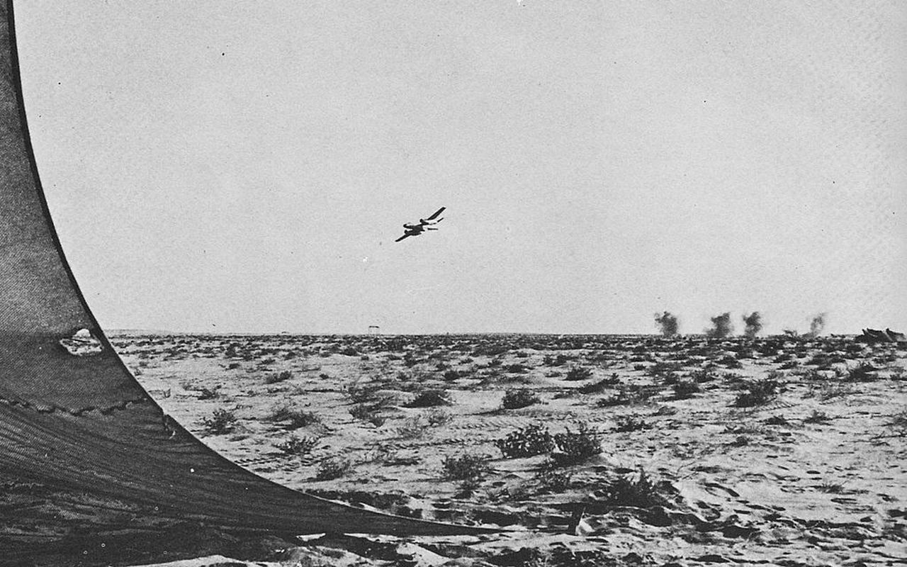 Египетский Ил-28 наносит удар по позициям израильтян.