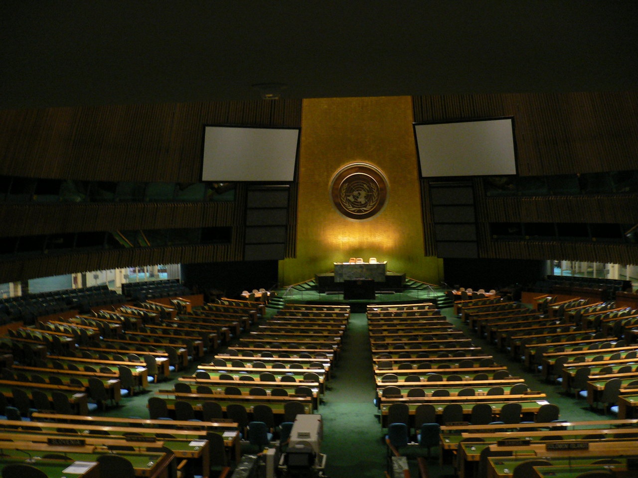 Символически пустой зал заседаний ООН: бесполярный мировой порядок осложнит дипломатическую деятельность.