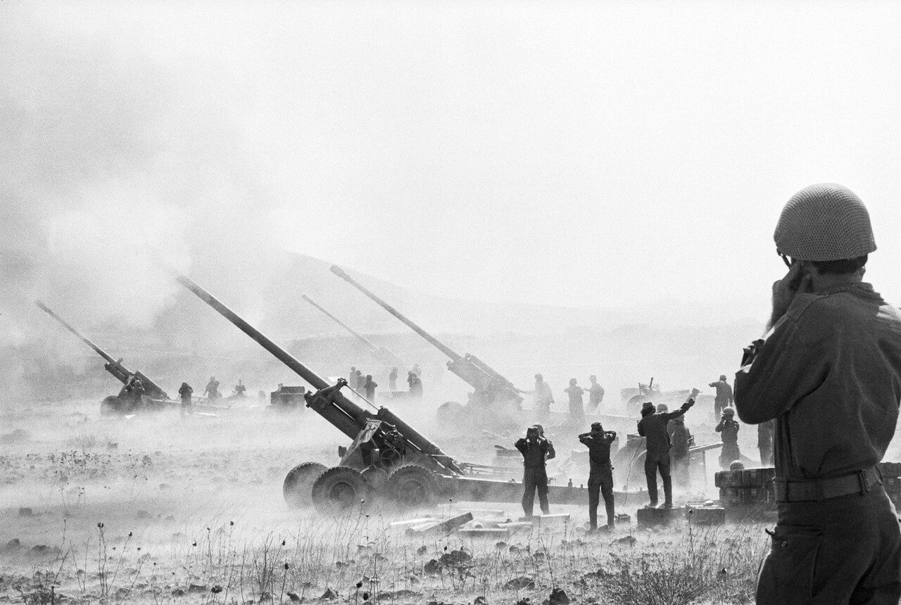 Израильская артиллерия ведёт огонь по противнику.