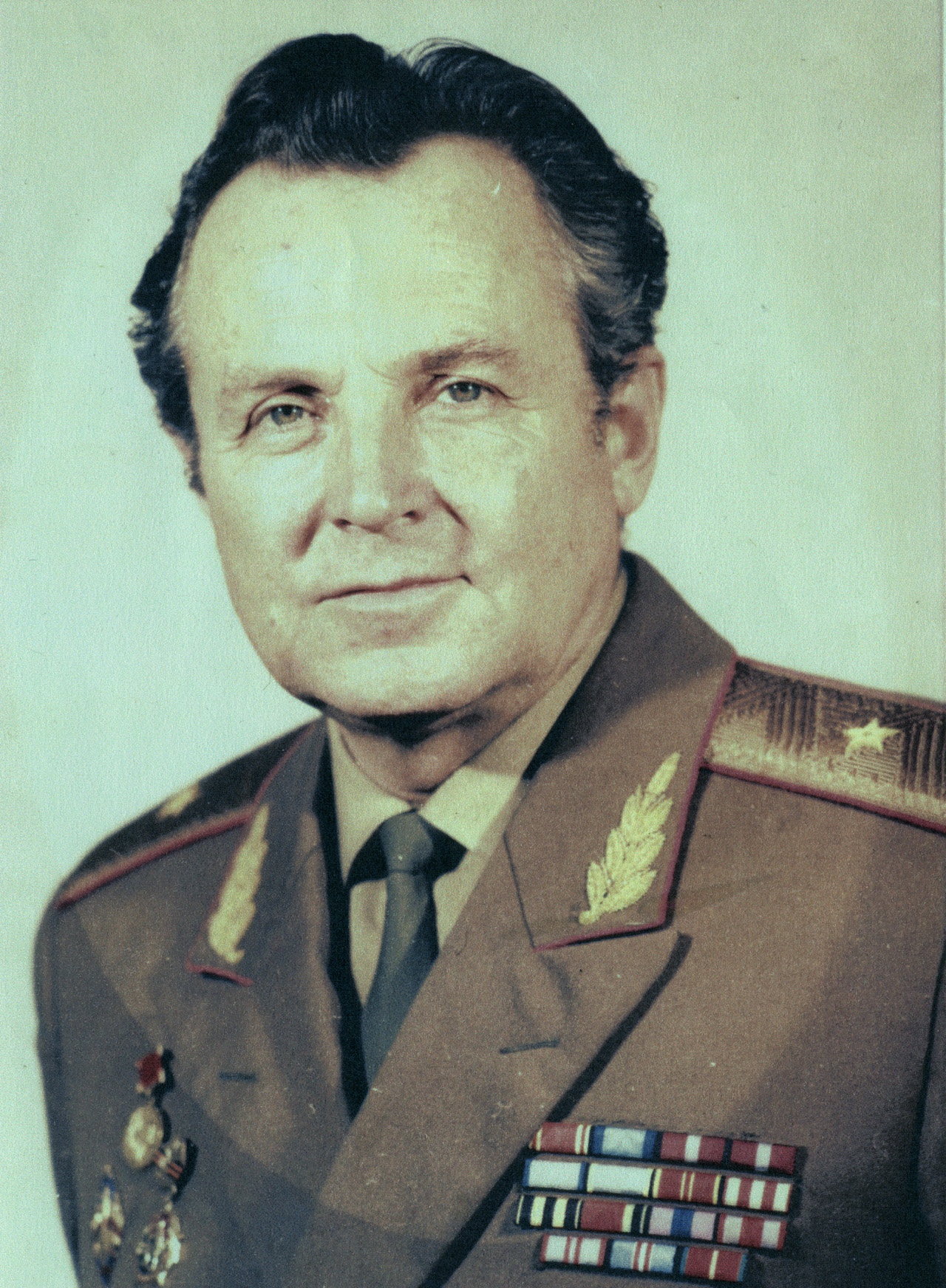 Генерал-майор Юрий Мажоров. Это под его руководством была создана станция помех «Смальта».