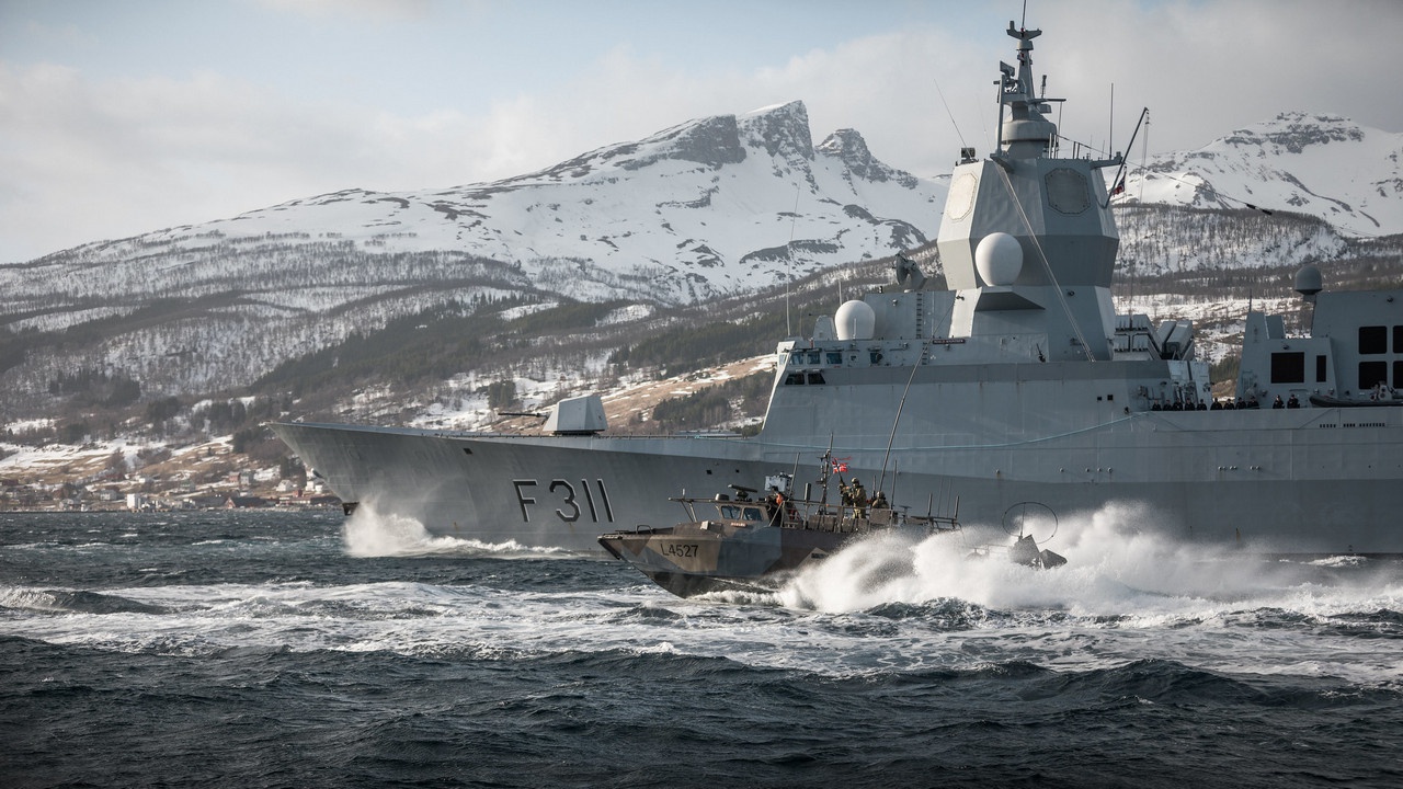 С моря корабли НАТО поддерживает десант.