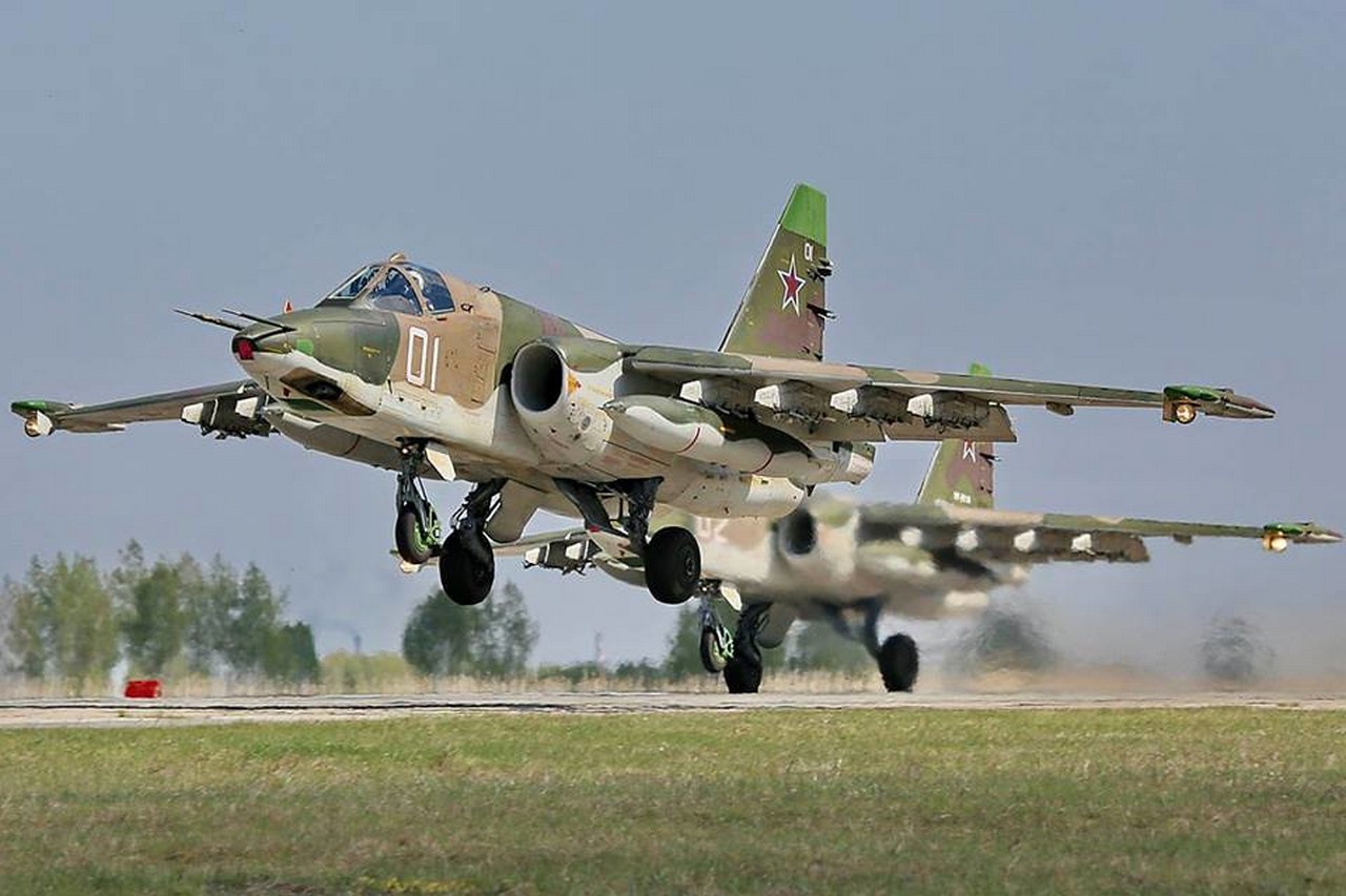 Пара Су-25 отправляется в учебный полёт.