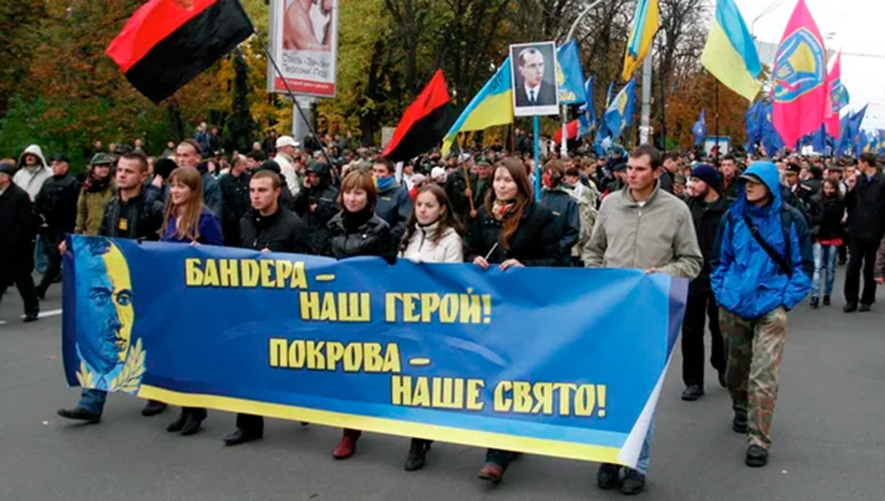 Украина скатилась к неонацизму не за один день.