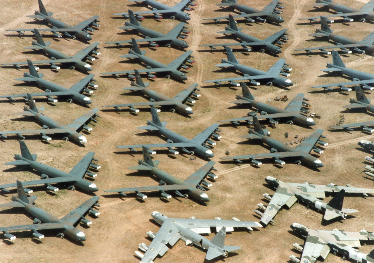 В рамках Договора СНВ-3 365 бомбардировщиков B-52 были доставлены на базу в Аризоне, позже их разрубили на пять частей.