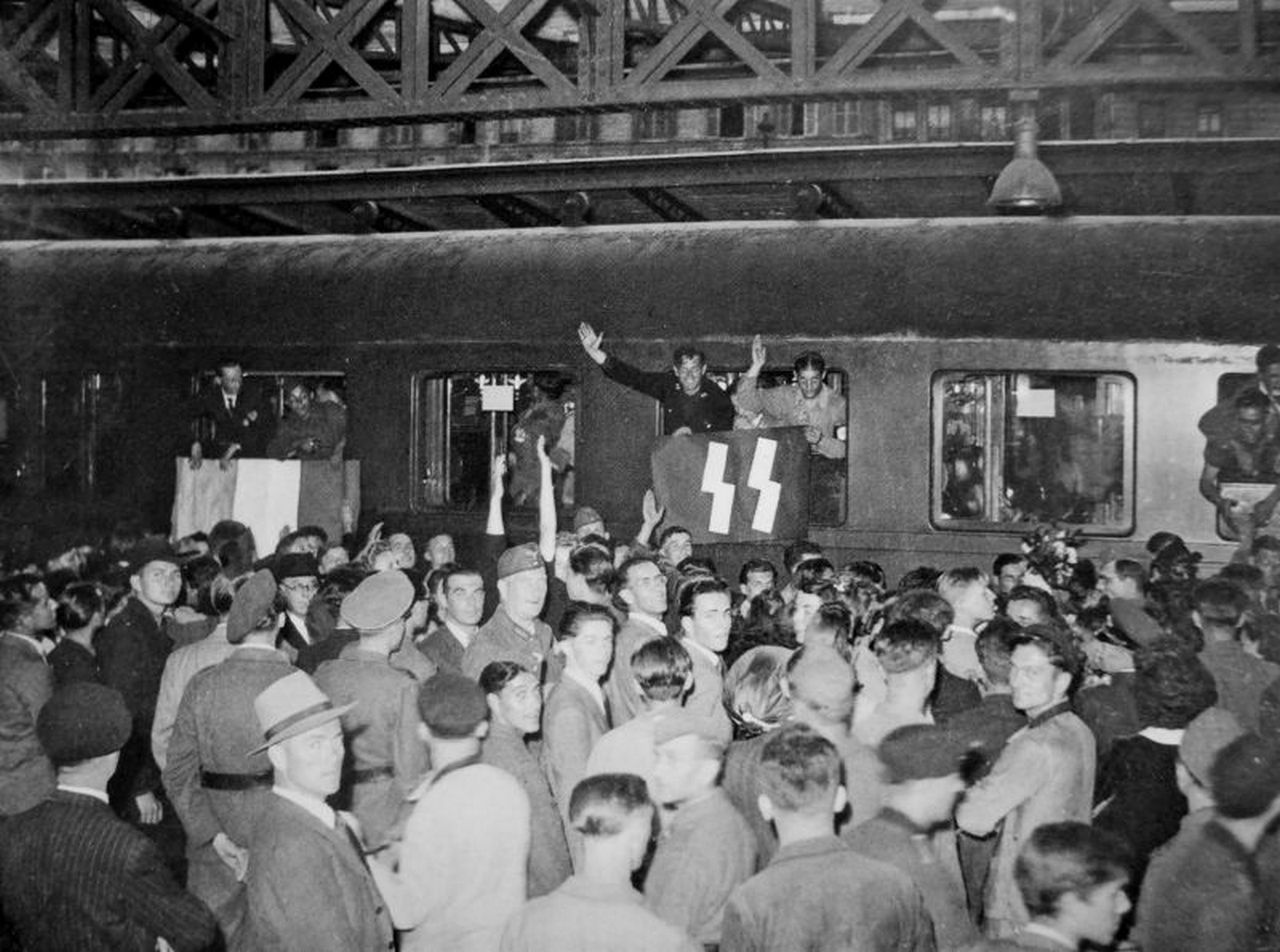 Проводы французских добровольцев войск СС на Восточном вокзале Парижа. Не все вернулись домой...