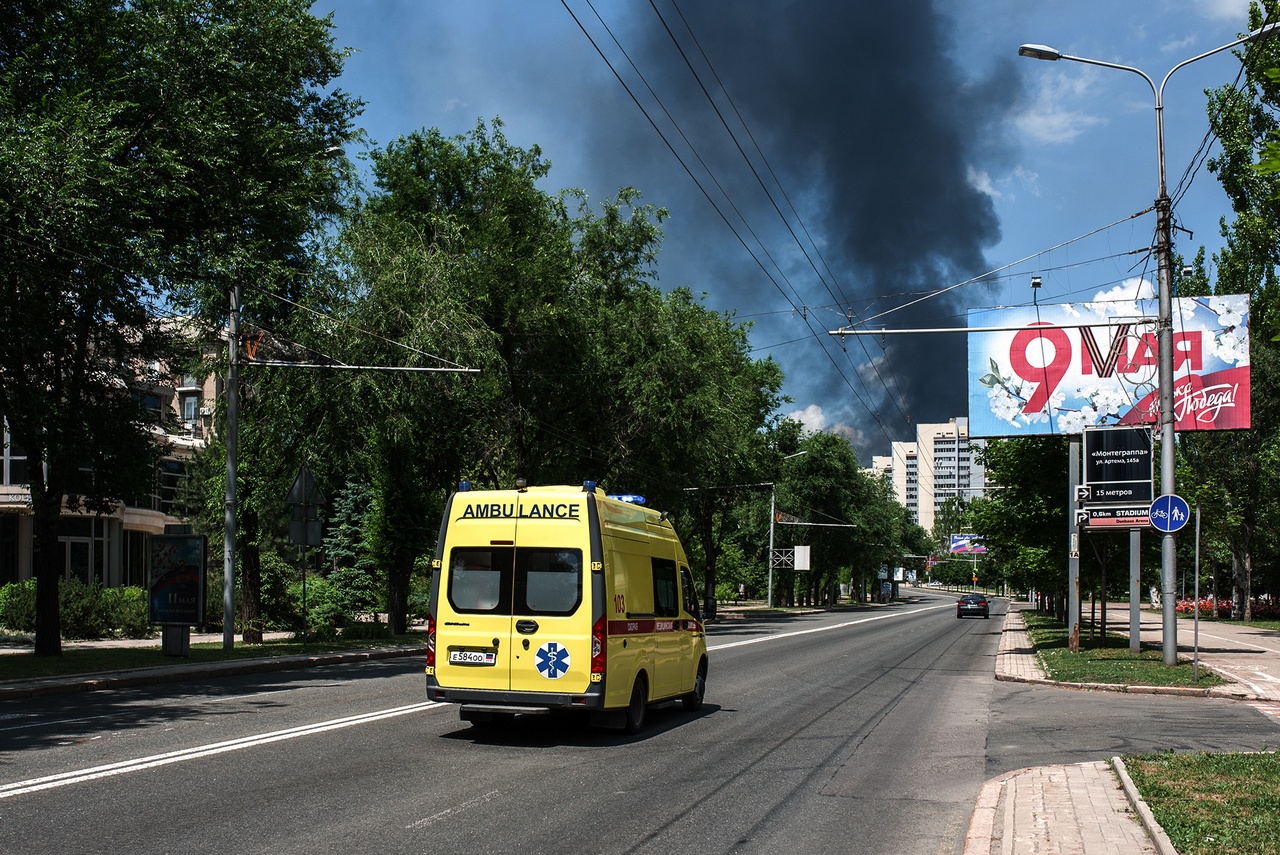 Весь центр Донецка 17 июня окутали клубы густого чёрного дыма.