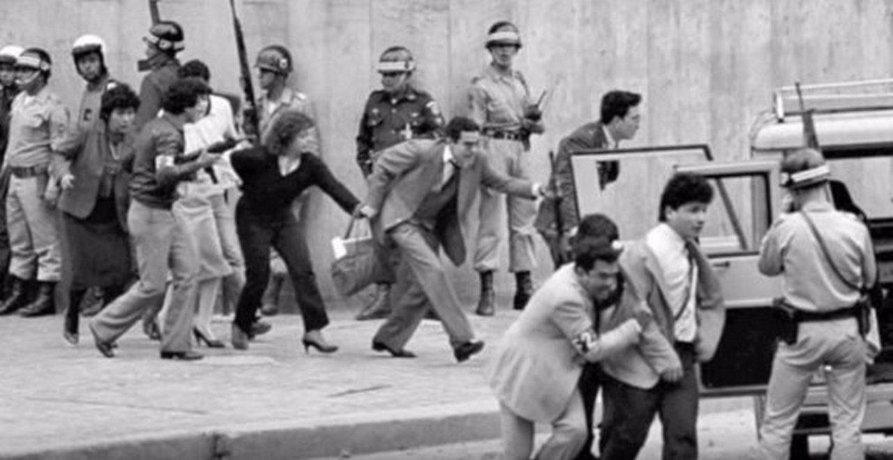 Во время захвата Дворца правосудия группировкой М-19 июне 1985 года погибли десятки человек. Густаво Петро в это время сидел в тюрьме.