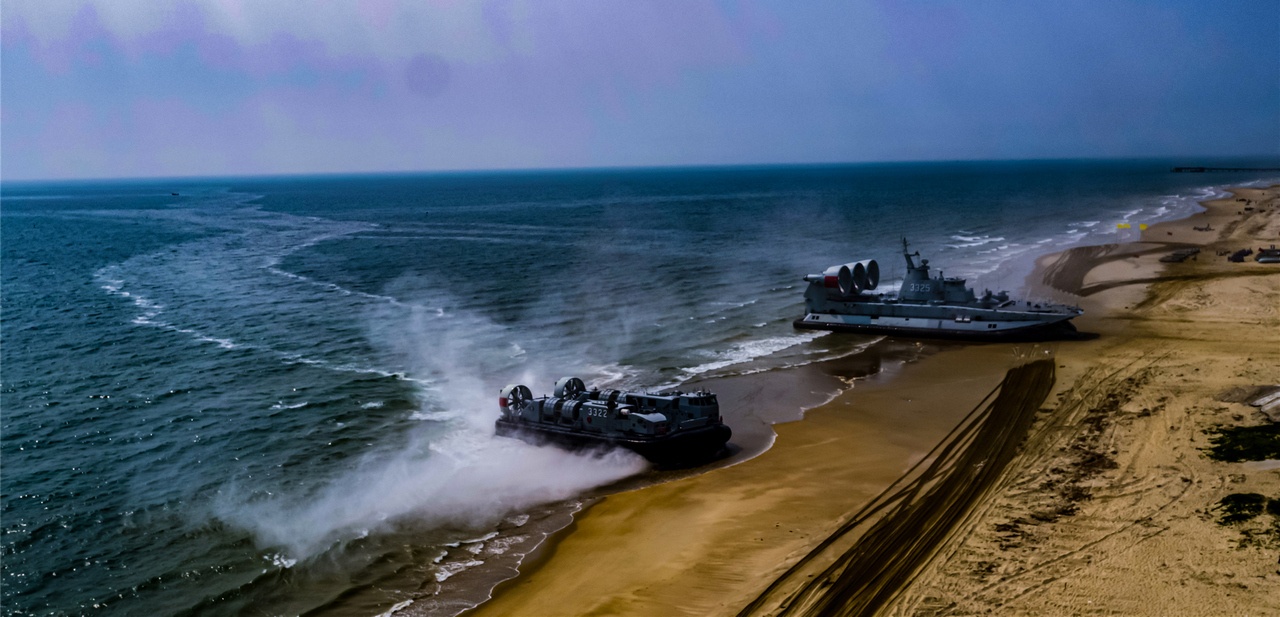 Подразделения морской пехоты НОАК отрабатывают высадку на побережье.