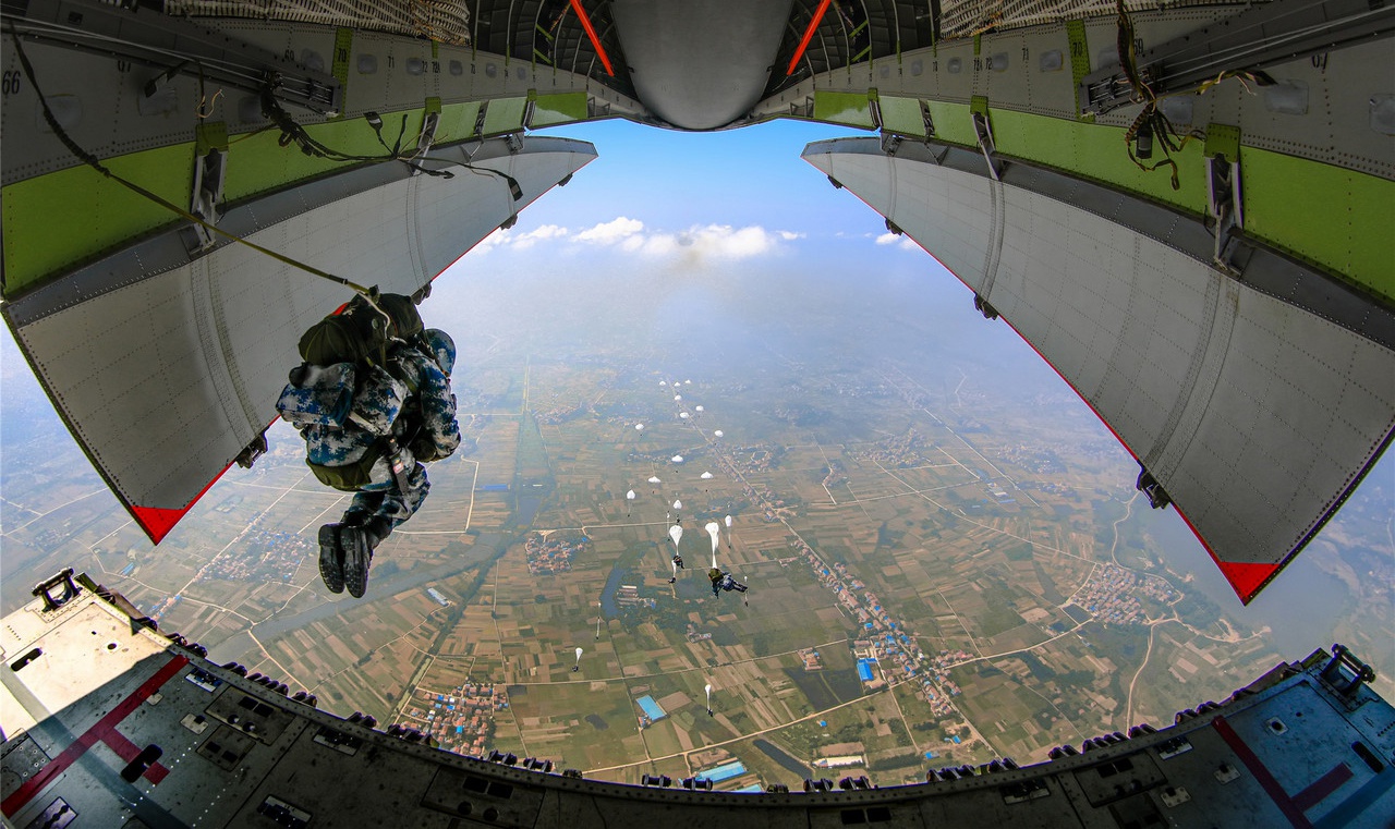 Десантники ВДВ НОАК выпрыгивают из транспортного самолёта Y-20.