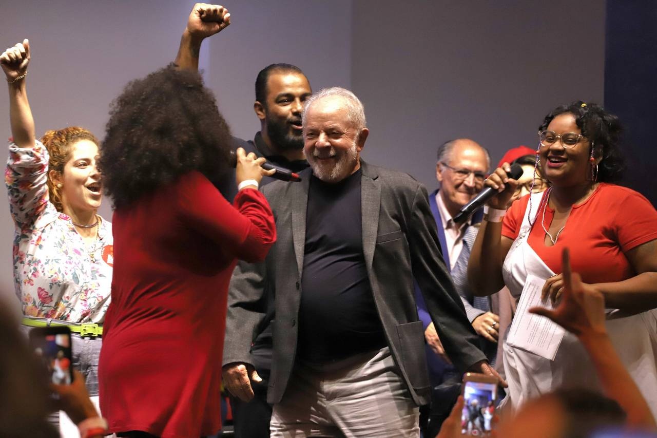 Лула да Силва (в центре) - главный претендент на президентское кресло в Бразилии.