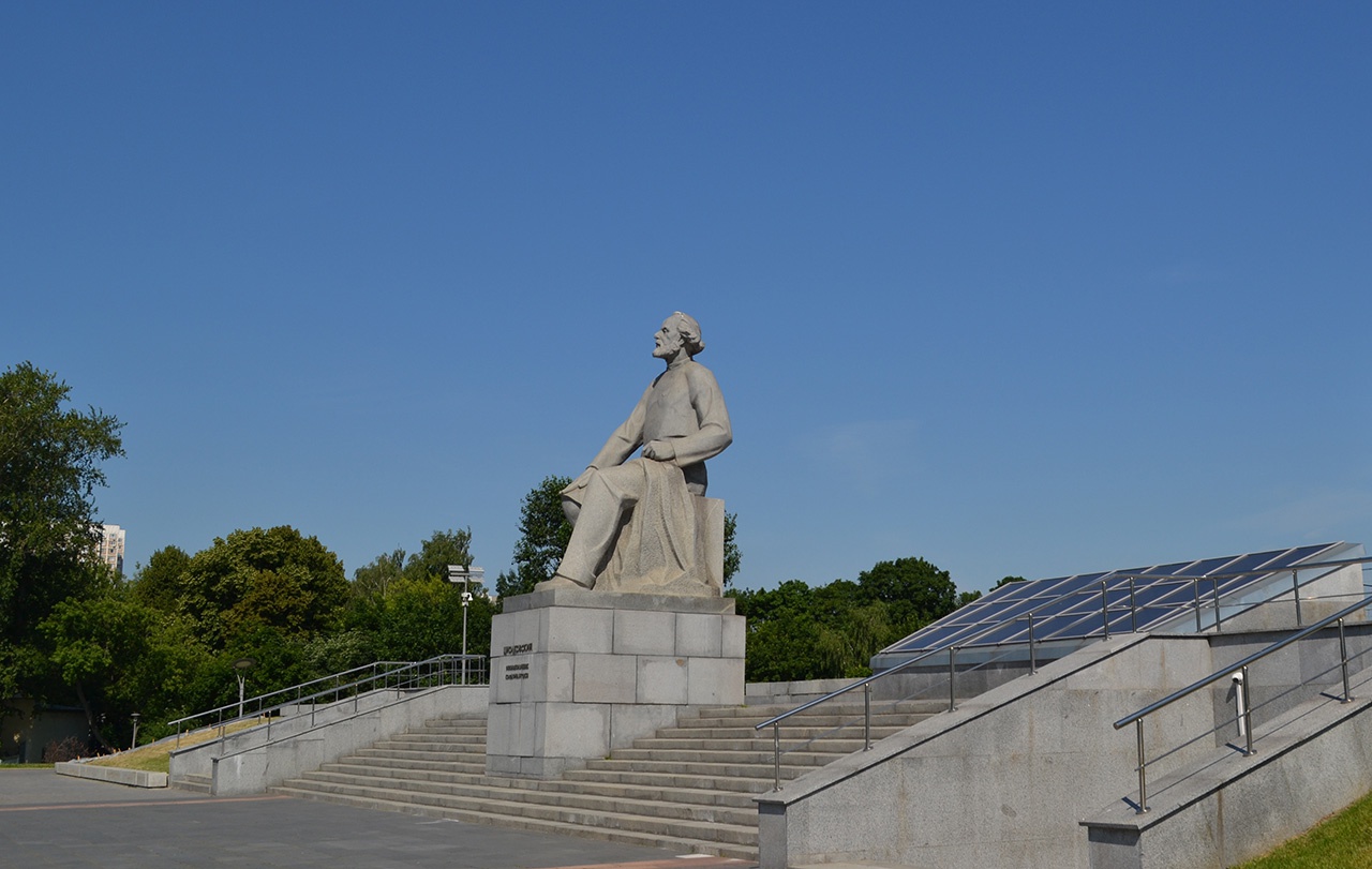 Памятник К.Э. Циолковскому на Аллее космонавтов в Москве.