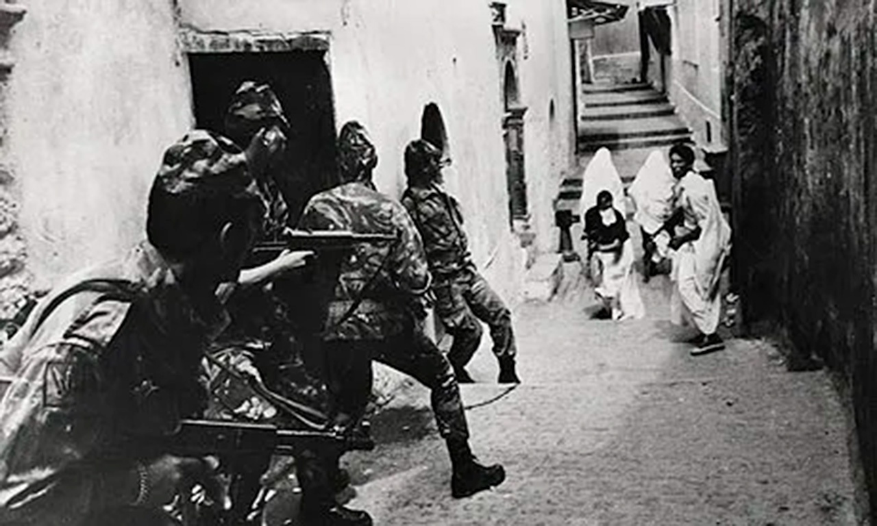 В Алжире французская армия и восставшие арабы друг с другом не церемонились.