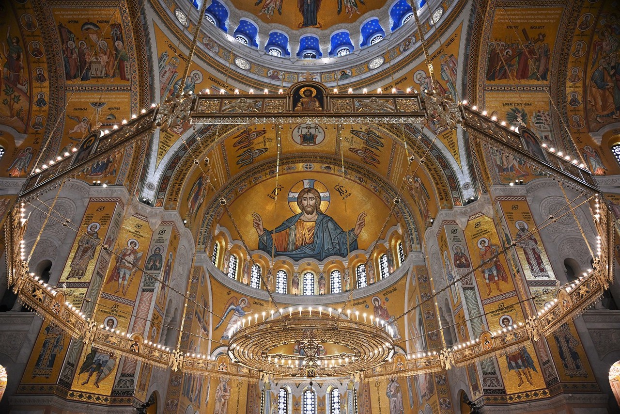 В самом большом в мире православном соборе Святого Савы в Белграде есть иконы и русских мастеров.