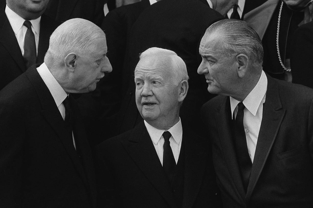Де Голль якобы предложил Линдону Джонсону (справа) «забрать фантики».