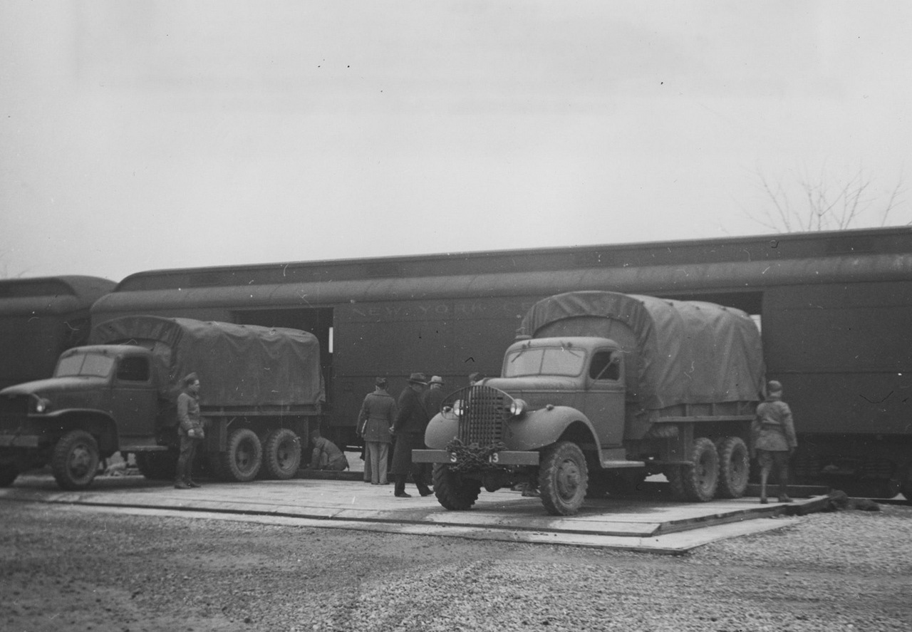 Поезда с золотом готовятся к выгрузке слитков на армейские грузовики для отправки в Форт-Нокс, 1941 год.