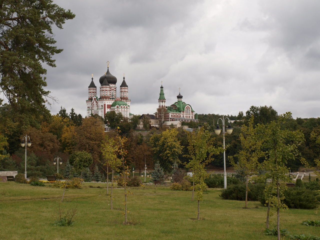 Свято-Пантелеимоновский женский монастырь в Феофании в Киеве.