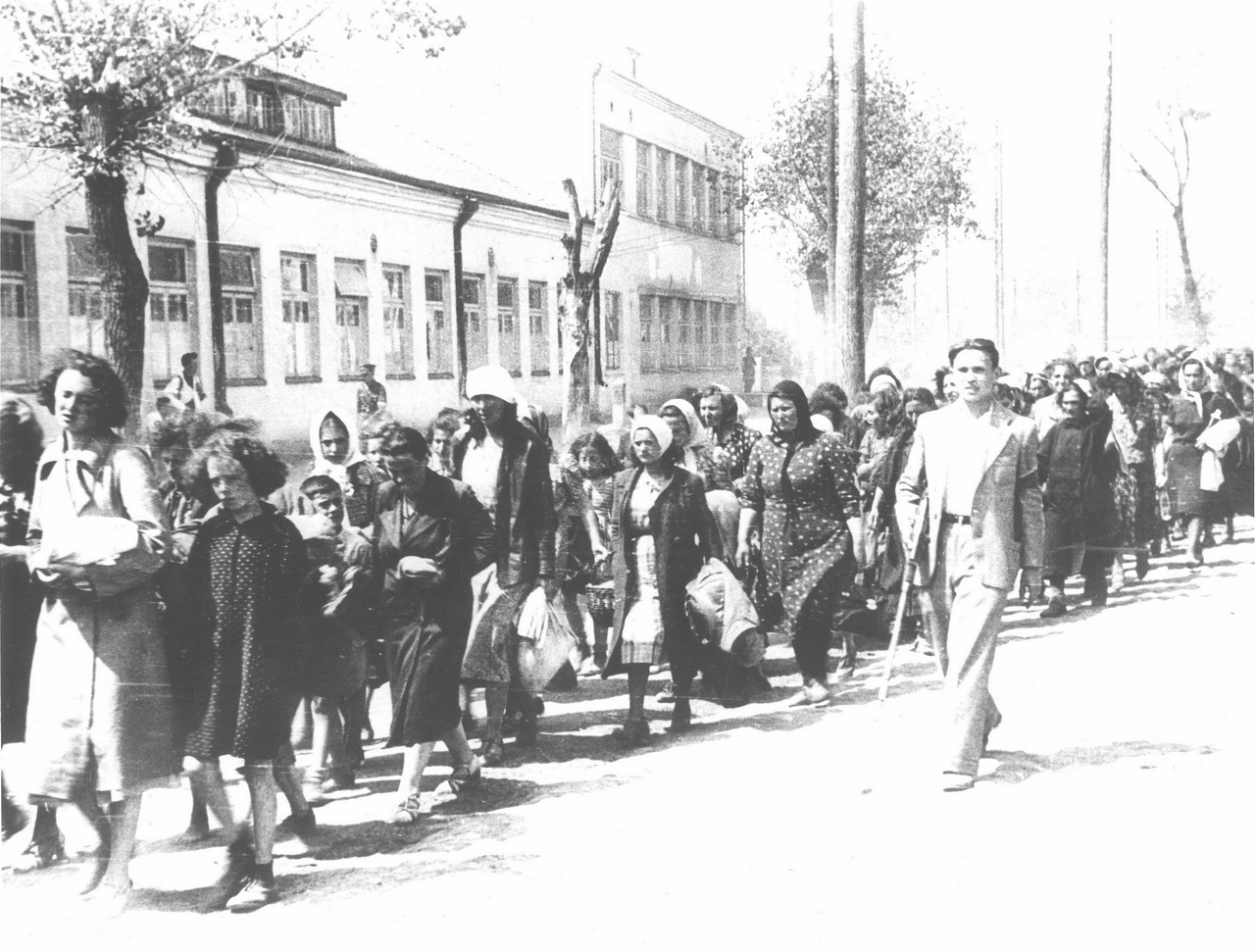 Колонна еврейских женщин и детей под конвоем литовской «самообороны».