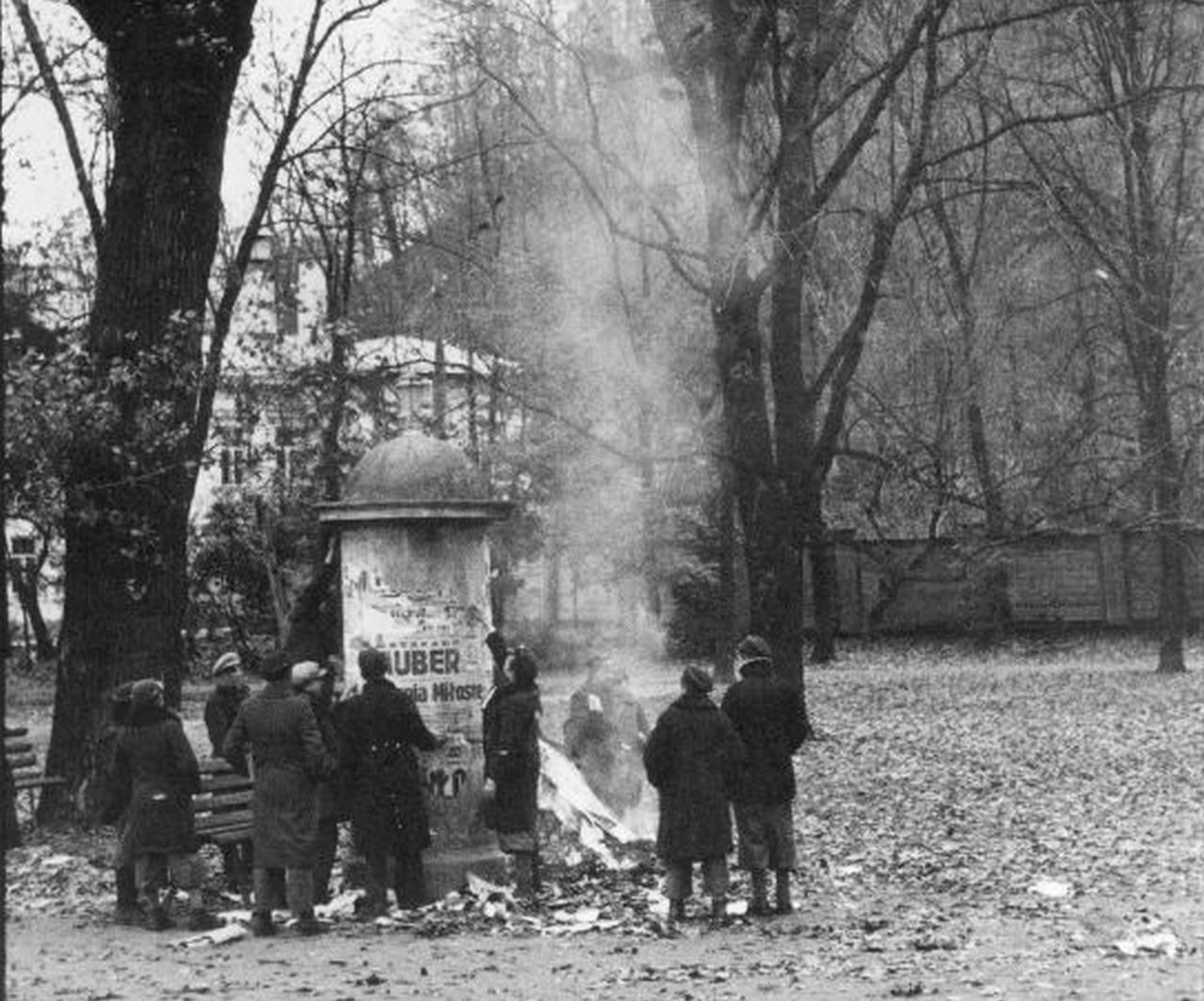 Студенты сдирают и сжигают афиши и плакаты на польском языке с рекламной тумбы в Вильнюсе. 1939 г.