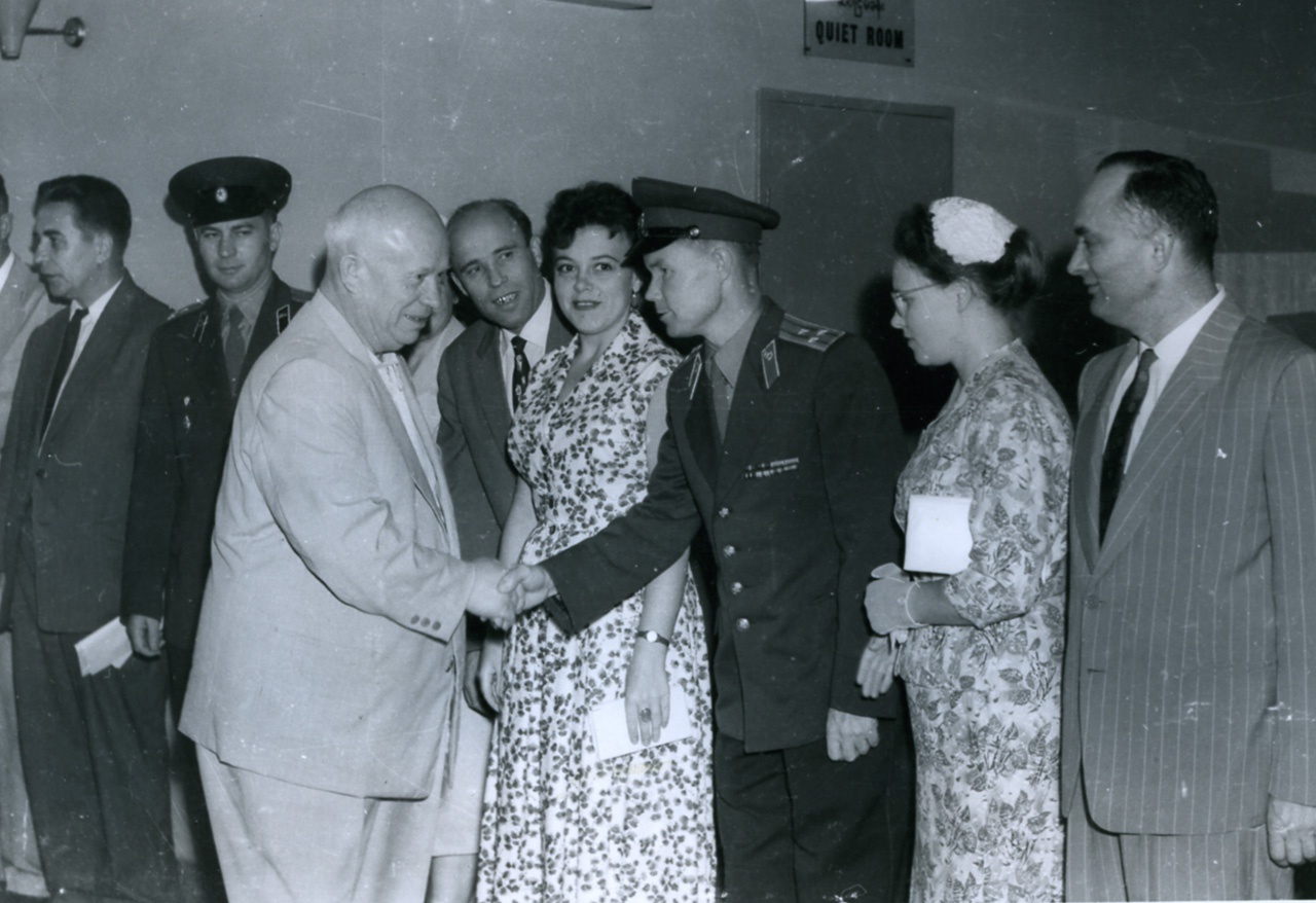 Визит Никиты Хрущёва в Бирму. Военный атташе Василий Иванов приветствует главу государства. 1960 г.