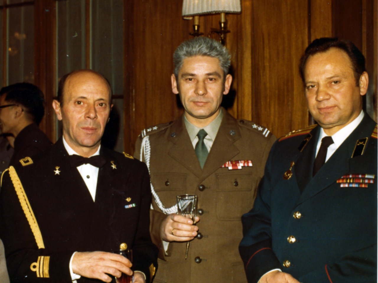 Полковник Владимир Стрельбицкий (справа) с коллегами - иностранными военными атташе.