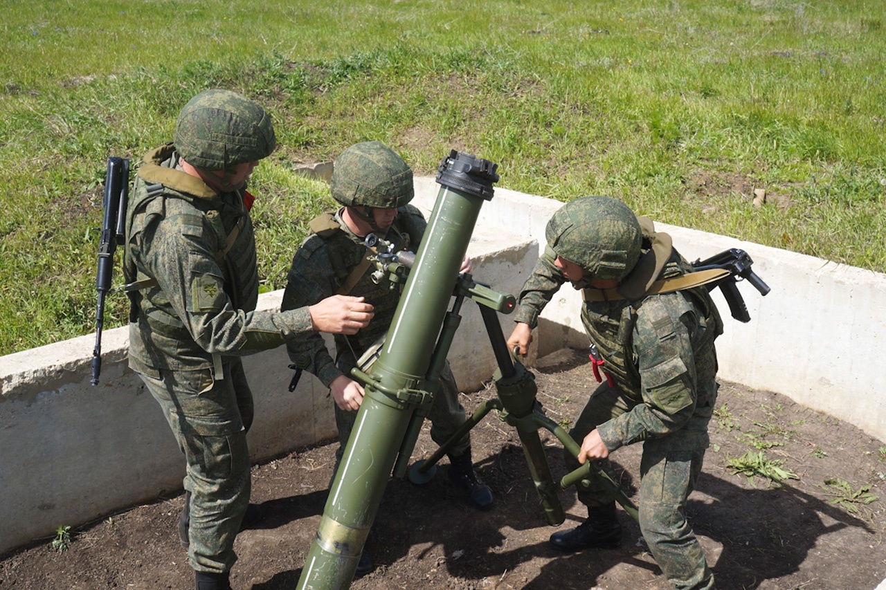 Миномётчики учатся класть боеприпасы «в колышек» на расстоянии от 700 до 3000 метров.