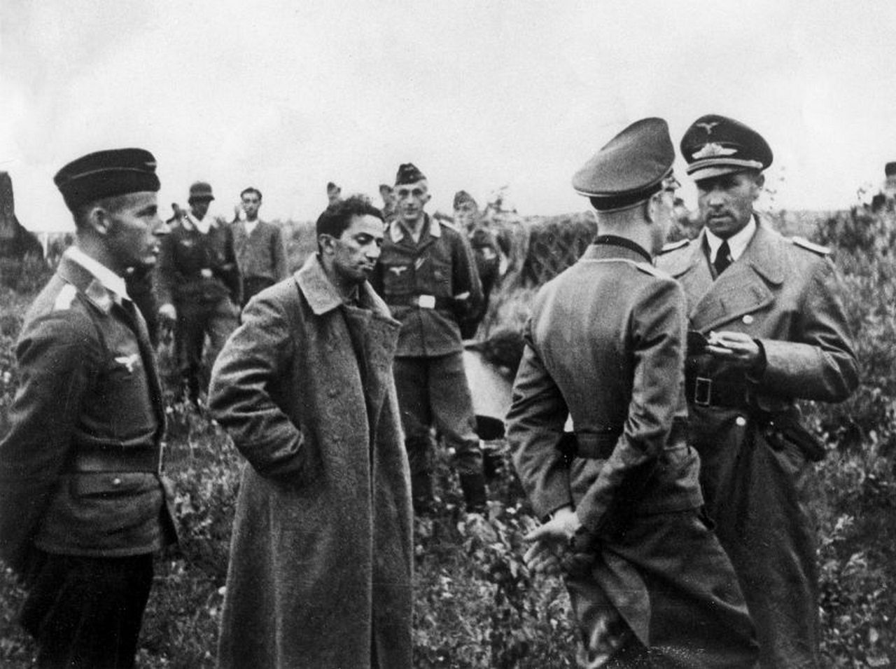 Яков Джугашвили среди немецких офицеров.
