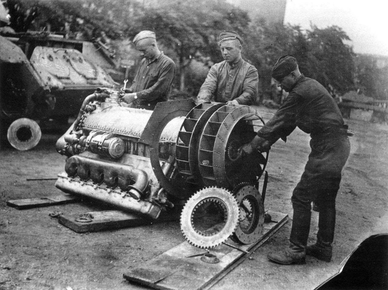 Красноармейцы за ремонтом двигателя тяжёлого танка ИС-2.