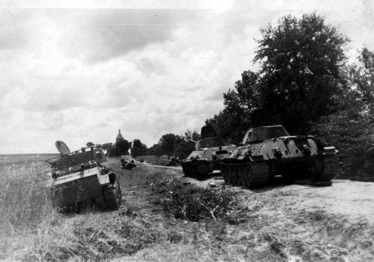 Советские танки Т-34 и БТ-7, брошенные на дороге у села Черемошня. Украина, июнь-июль 1941 г.