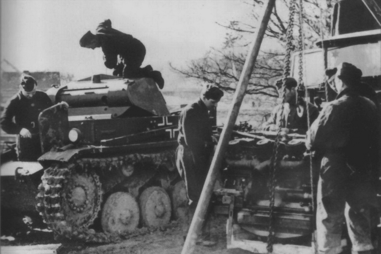 Обслуживание двигателя немецкого танка PzKpfw.II в полевой ремонтной мастерской.
