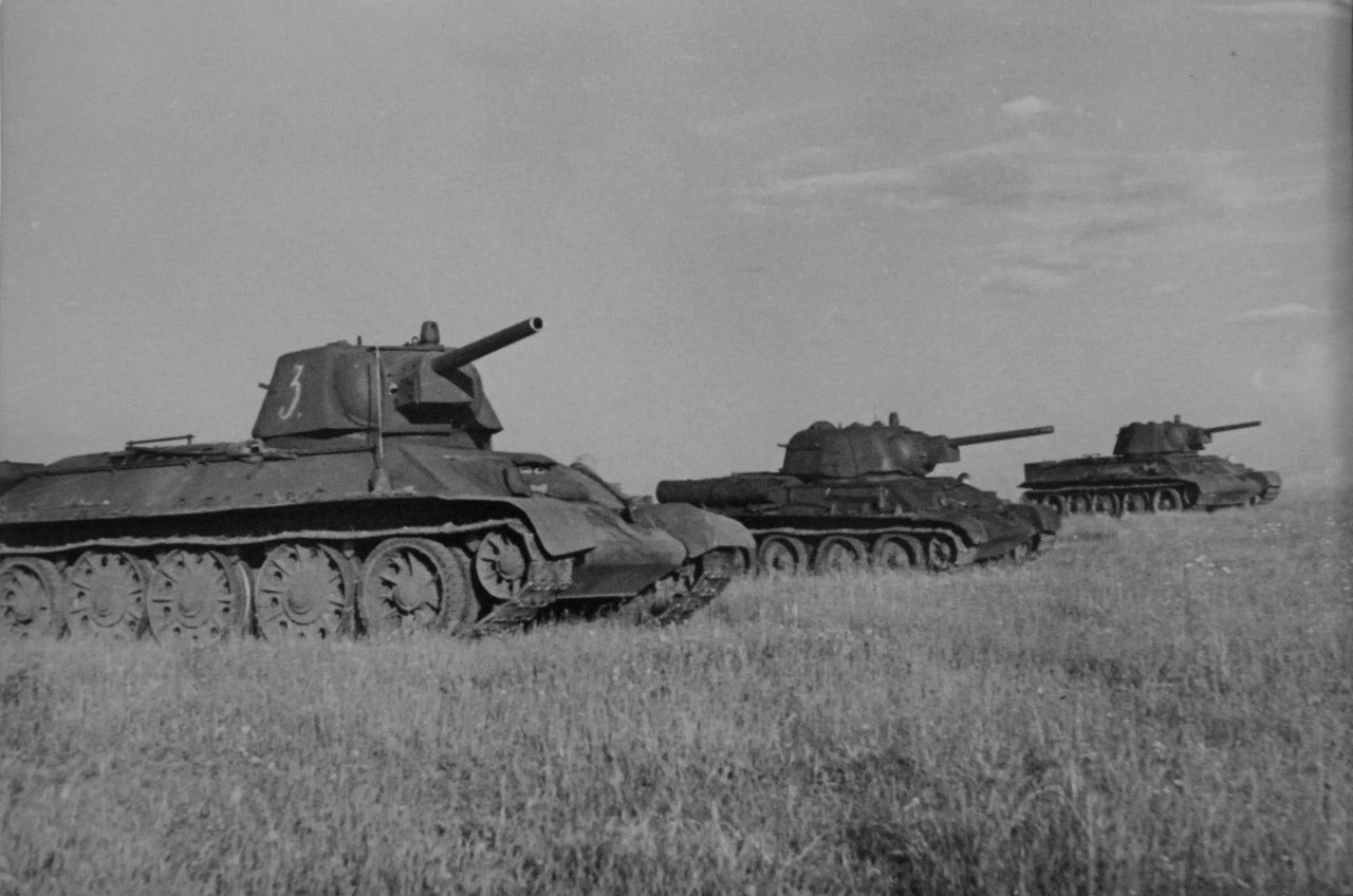 Танки Т-34 батальона гвардии майора В.В. Яблокова на исходном рубеже перед атакой.