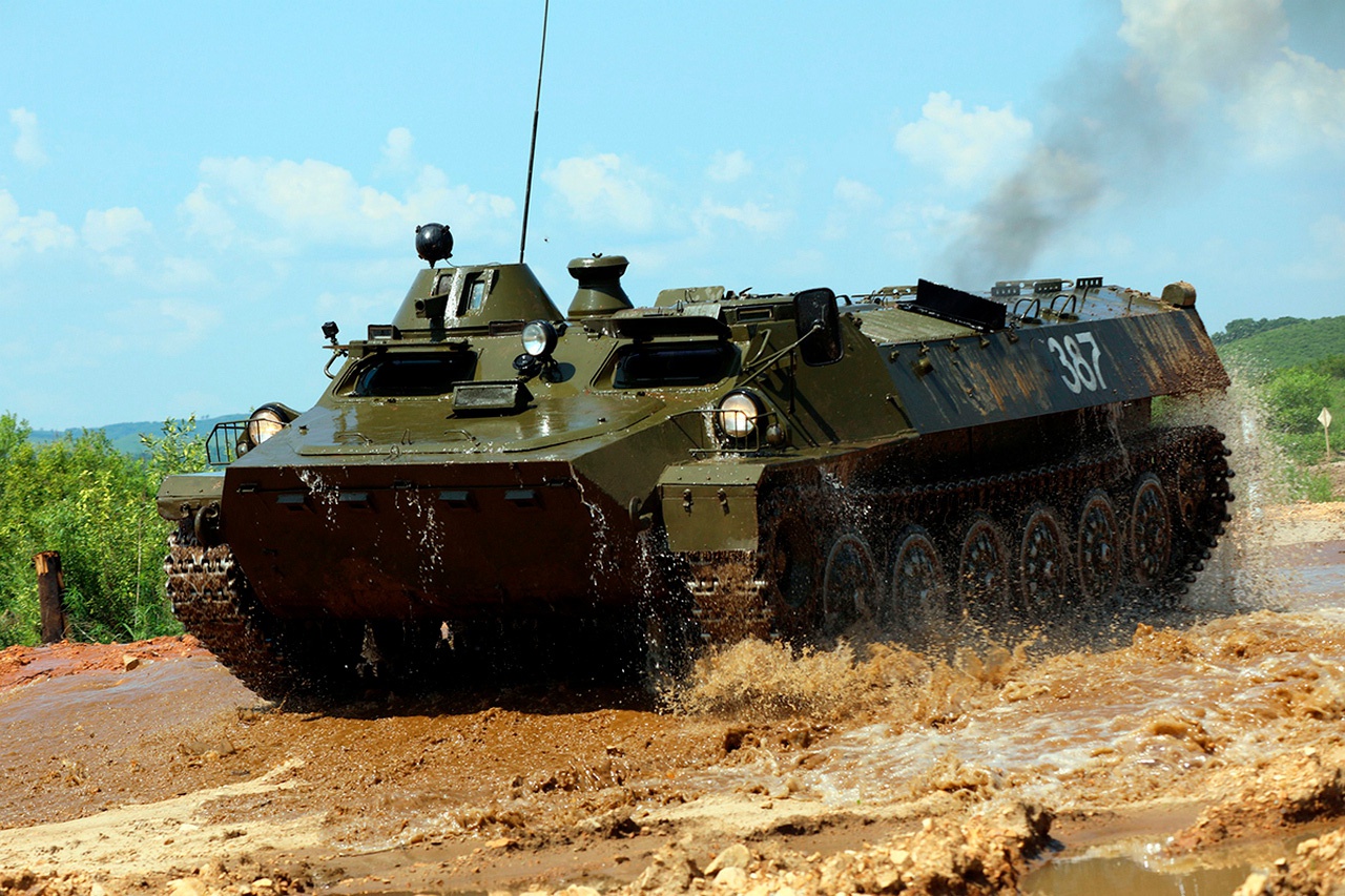 Плановые учебные занятия по вождению боевых и специальных машин проходят на автодромах и танкодромах.