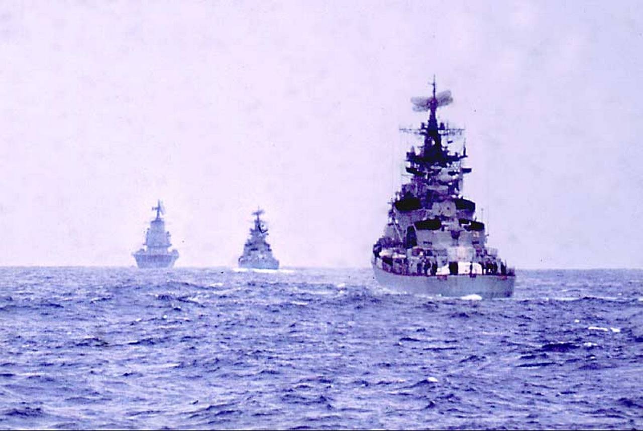 Корабельная поисково-ударная группа советских противолодочных кораблей в Атлантическом океане. Январь 1970 года.