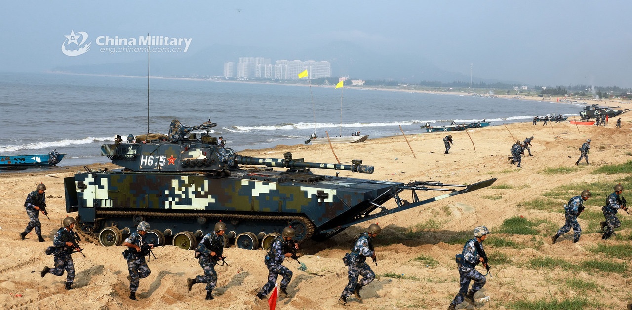 Морские пехотинцы ВМС НОАК высаживаются из бронетранспортёра-амфибии во время учений на западе провинции Гуандун.