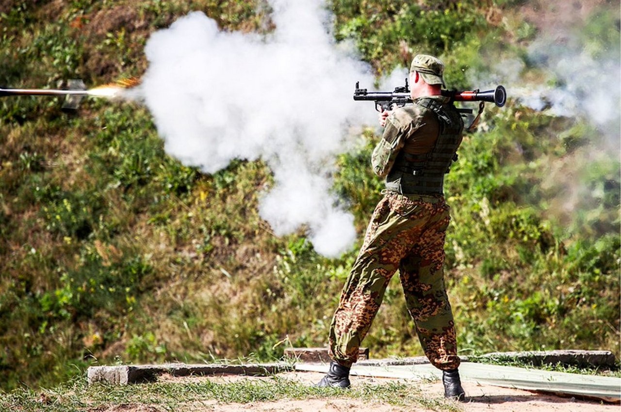 Морпехи-гранатомётчики отрабатывают элементы боевой стрельбы.