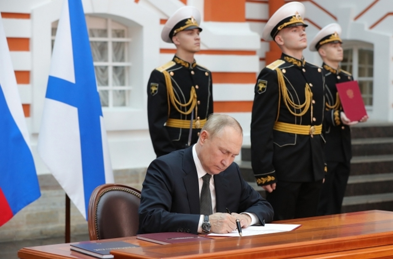Президент РФ В.В. Путин подписывает указы об утверждении новой Морской доктрины и Корабельного устава Военно-морского флота РФ.