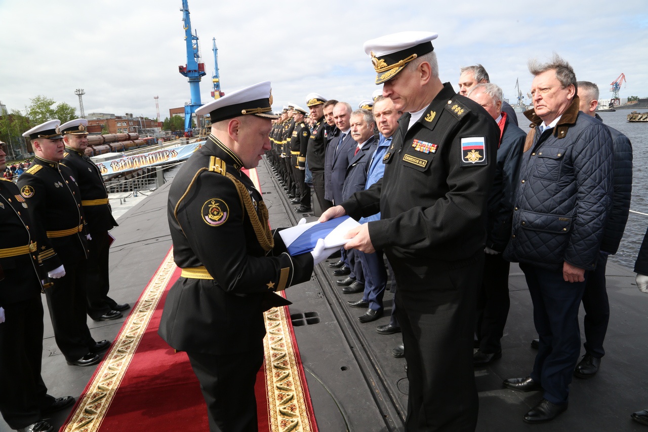 Главком ВМФ адмирал Николай Евменов передаёт Андреевский флаг капитану 1 ранга Владиславу Дружину.