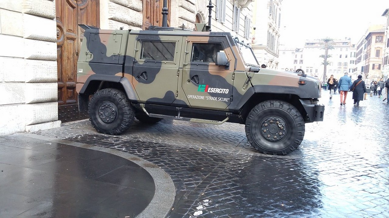 Военная техника на улицах городов итальянцев не пугает.