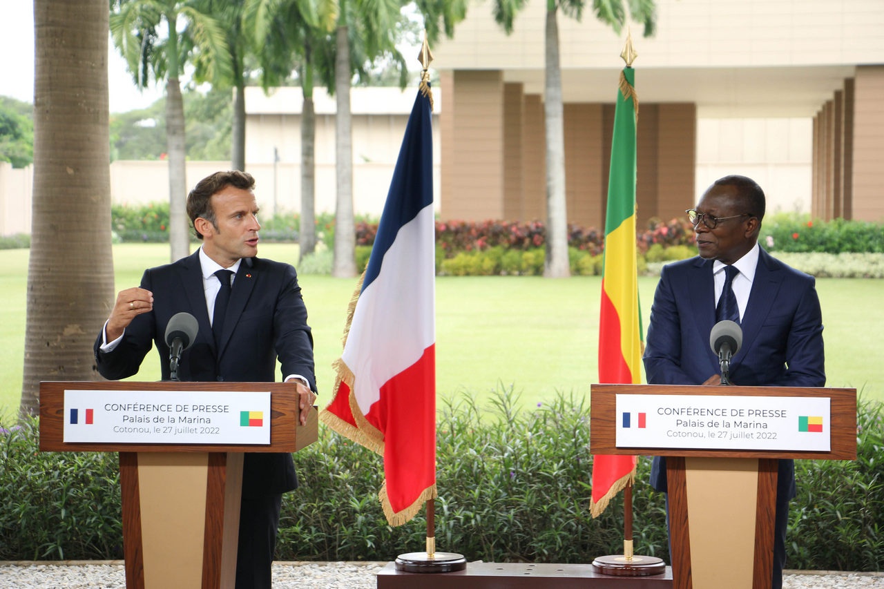 Во время встречи с министром иностранных дел Бенина Орельеном Агбенонси Макрон похлопал его по плечу, после чего дипломат демонстративно отряхнулся.