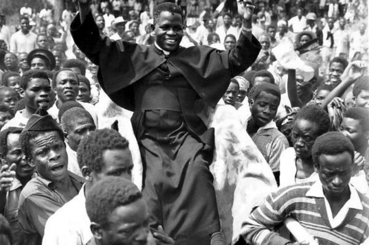 Первый президент Конго-Браззавиль аббат Фюльбер Юлу со сторонниками.