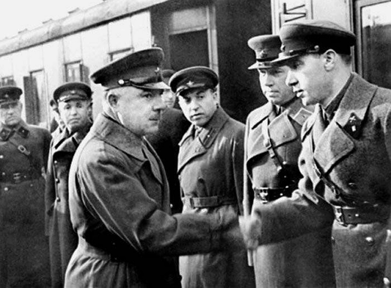 Климент Ворошилов пожимает руку Илье Старинову (справа), 1937 г.