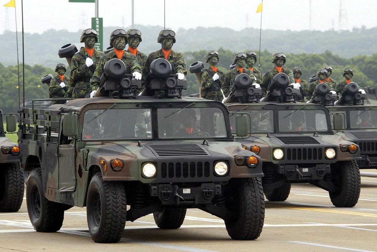 Армия Тайваня снабжается оружием из США: на Хаммерах знакомые «Джавелины».