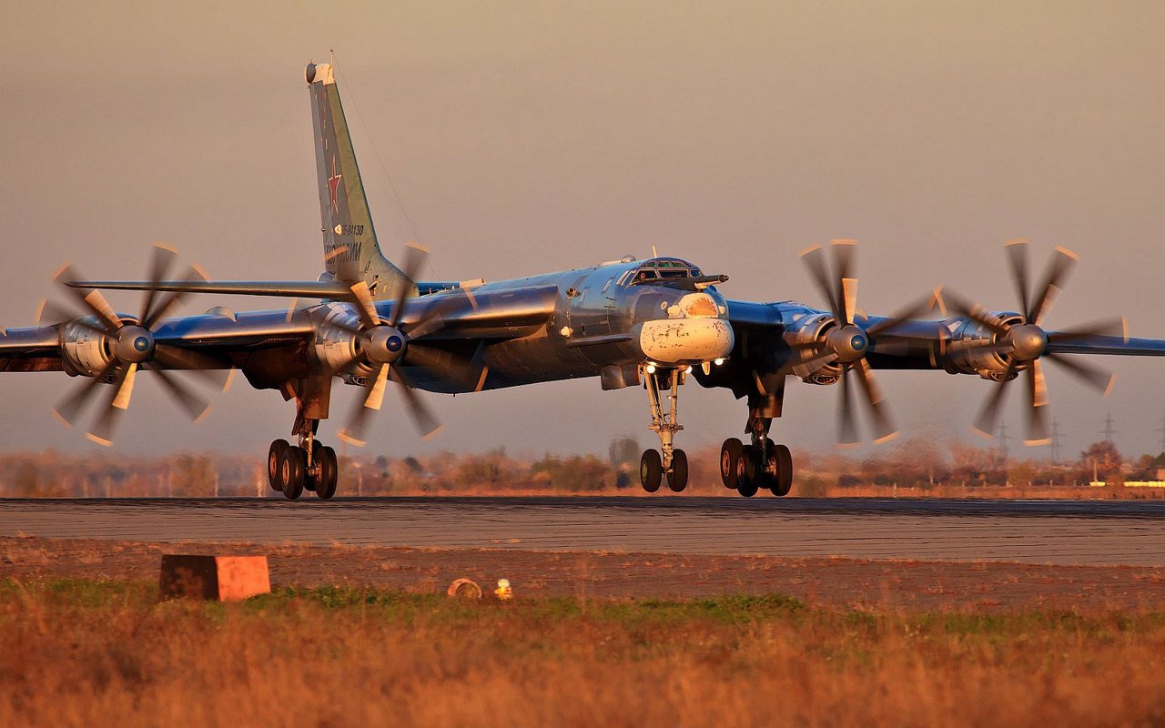 Ту-95МС возвращается после выполнения учебно-тренировочного полёта.